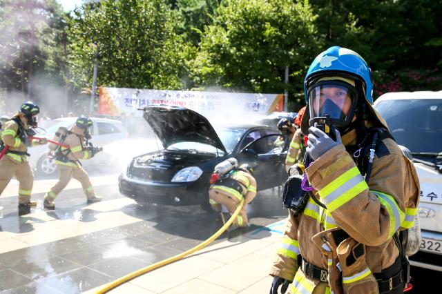 Firefighters perform initial response procedures for an electric vehicle fire during a joint drill in Seongdong-gu Seoul on Aug 28 2024 AJP Kim Dong-woo