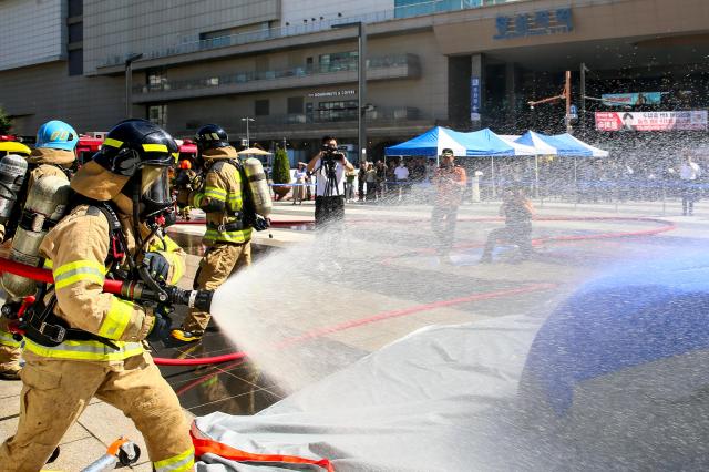 Firefighters perform initial response procedures for an electric vehicle fire during a joint drill in Seongdong-gu Seoul on Aug 28 2024 AJP Kim Dong-woo