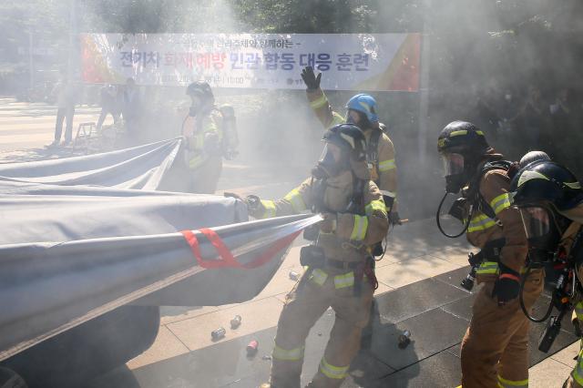 Firefighters perform initial response procedures for an electric vehicle fire during a joint drill in Seongdong-gu Seoul on Aug 28 2024 AJP Kim Dong-woo