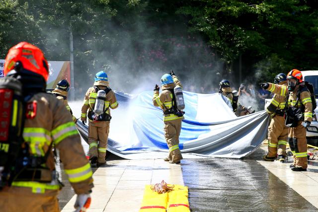 Firefighters perform initial response procedures for an electric vehicle fire during a joint drill in Seongdong-gu Seoul on Aug 28 2024 AJP Kim Dong-woo