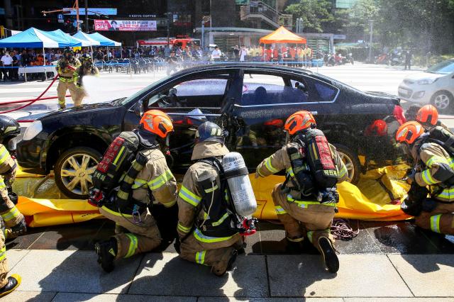 Firefighters perform initial response procedures for an electric vehicle fire during a joint drill in Seongdong-gu Seoul on Aug 28 2024 AJP Kim Dong-woo