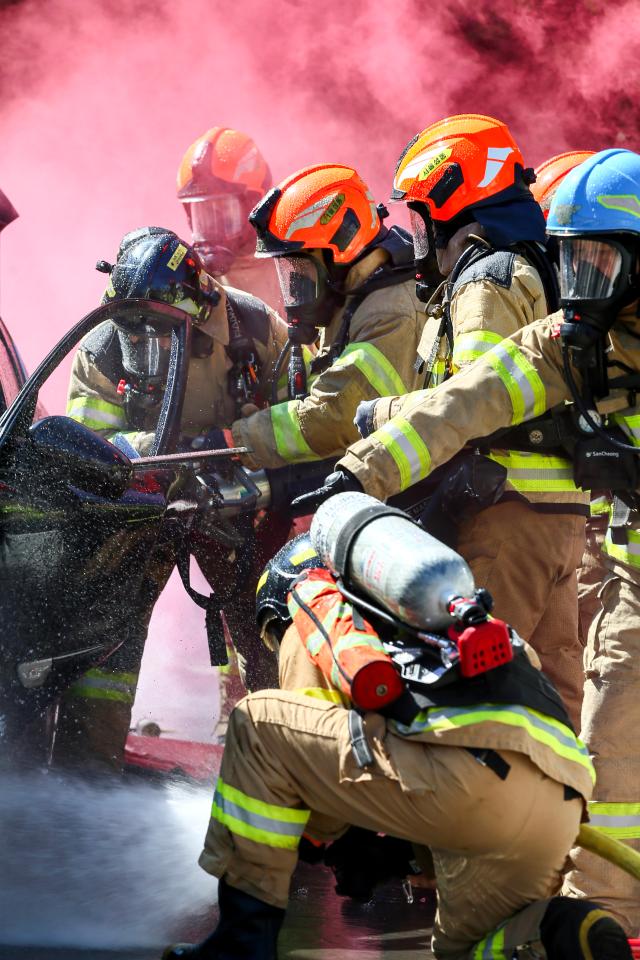 Firefighters perform initial response procedures for an electric vehicle fire during a joint drill in Seongdong-gu Seoul on Aug 28 2024 AJP Kim Dong-woo