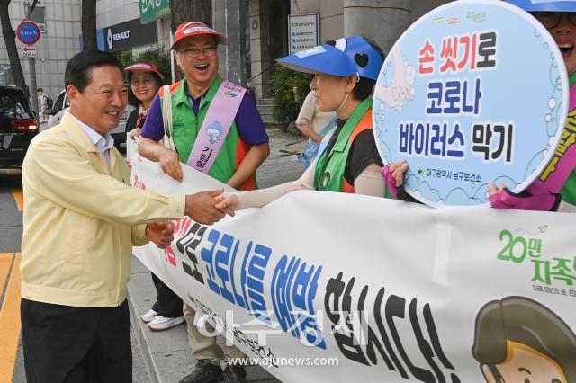 대구 남구는 최근 코로나19가 재확산하는 가운데 출근 시간대에서 민·관 합동 캠페인을 동시에 실시하였다 사진대구남구