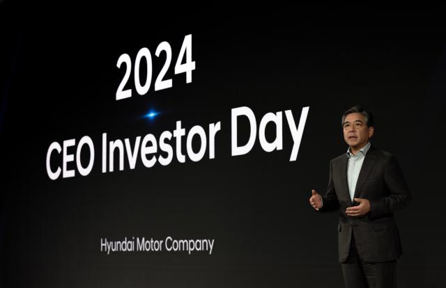 장재훈 현대자동차 사장이 2024 CEO 인베스터 데이CEO Investor Day에서 스마트 모빌리티 솔루션 프로바이더가 되기 위해 또 다른 미래를 준비하는 현대차의 새로운 중장기 전략 ‘현대 웨이Hyundai Way를 발표하고 있는 모습