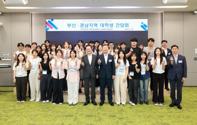 강석훈 산업은행 회장첫째 줄 왼쪽 여섯번째이 부산·경남지역 대학생 간담회에 참석해 기념사진을 촬영했다사진산업은행