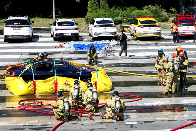 Firefighters perform initial response procedures for an electric vehicle fire during a joint drill in Seongdong-gu Seoul on Aug 28 2024 AJP Kim Dong-woo