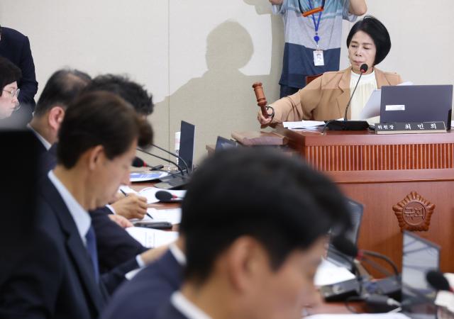 최민희 국회 과방위원장이 지난 28일 국회에서 열린 전체회의에서 의사봉을 두드리고 있다 과방위는 이번 국정감사에서 AI 관련 주요 논의가 이뤄질 것으로 예상되는 상임위원회다 사진연합뉴스