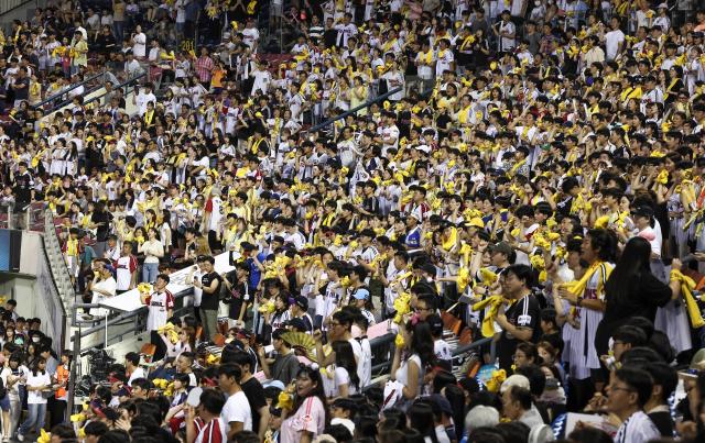 LG and KT baseball fans cheer at Jamsil Baseball Stadium in Seoul on Aug 28 2024 Yonhap