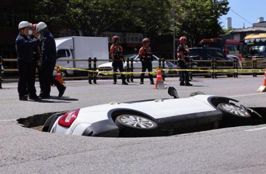 Large sinkhole injures elderly couple in Seoul