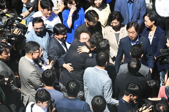 조희연 서울시교육감이 29일 서울시 교육청을 나서며 직원들과 인사를 나누고 있다 이날 대법원 3부는 직권남용 권리행사방해 등 혐의로 기소된 조 교육감에게 징역 1년 6개월에 집행유예 2년을 선고한 원심판결을 29일 확정했다 사진연합뉴스