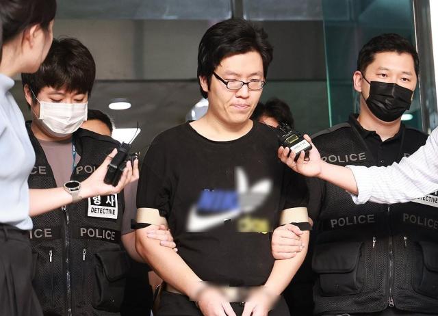 
Choi Yoon-jong the suspect in the Sillim-dong Hiking Trail Rape and Murder Case is being transferred to the prosecution from Gwanak Police Station in Seoul on the morning of the 25th