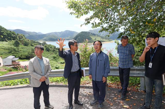 심민 임실군수왼쪽 세 번째가 자라섬 연계 관광 개발사업의 하나인 옥정호 왕벚나무길 조성사업 현장을 찾아 추진상황을 점검하고 있다사진임실군