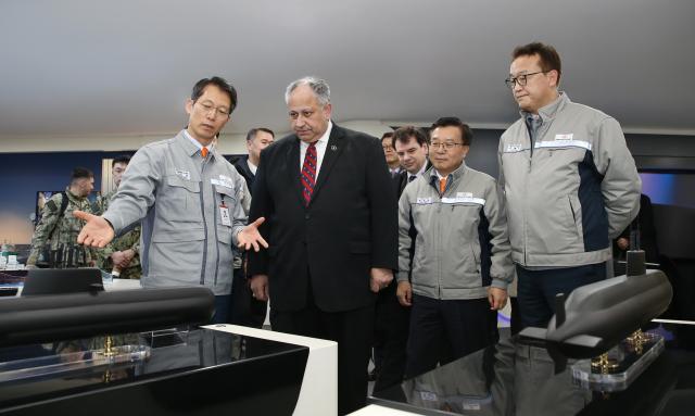 지난 2월 27일 미국 해군성 카를로스 델 토로Carlos Del Toro 장관이 한화오션을 방문 한화오션 관계자들의 안내를 받아 함정 건조 현장과 MRO 역량을 확인했다 사진한화오션