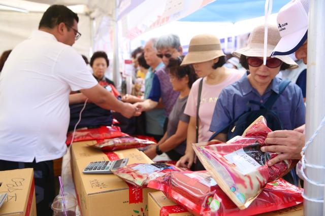 Visitors stand in line to purchase red chilli peppers at the HOT Festival held in Seoul Plaza August 29 2024 AJP Han Jun-gu