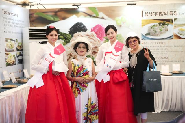 Visitors take commemorative photos with promotional team members at the HOT Festival held in Seoul Plaza August 29 2024 AJP Han Jun-gu