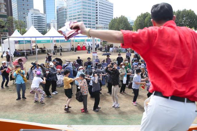 Visitors dance at a recreational event at the HOT Festival held in Seoul Plaza August 29 2024 AJP Han Jun-gu