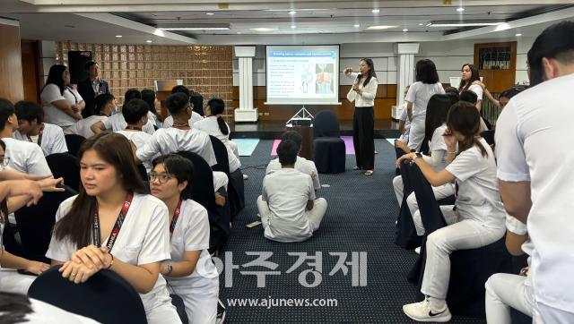 필리핀 에밀리오 아귀날도 대학에서 물리치료학과 재학생들을 대상으로 대구보건대학교 황보서현 지산학공유협업센터장이 ICC 브랜드 기반 재학생 역량 강화 프로그램을 진행하고 있다 사진대구보건대