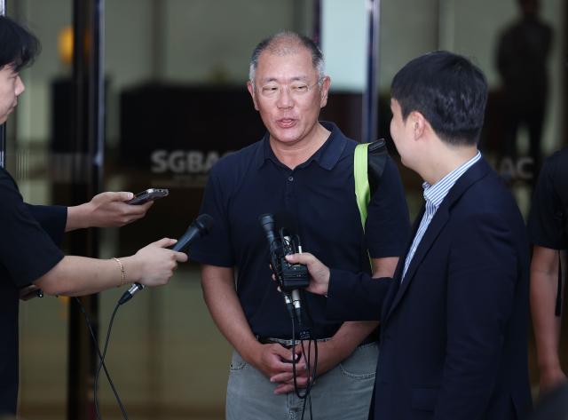 파리 올림픽 참관을 마친 정의선 현대차 회장이 7일 오후 서울 강서구 서울김포비즈니스항공센터SGBAC를 통해 귀국하고 있다