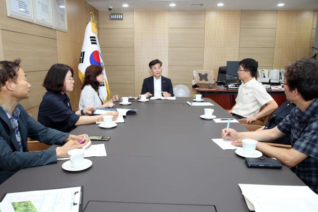 안병구 밀양시장이 시장실에서 지역 내 교육관계자들과 소통간담회를 진행 하고 있다사진밀양시