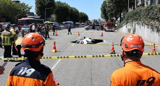 29일 오전 서울 서대문구 연희동 성산로에서 땅 꺼짐 사고로 승용차가 빠져 있다 이 사고로 승용차 탑승자 2명이 병원으로 후송됐다 사진연합뉴스