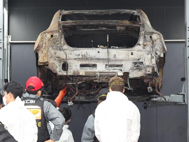 This is a photo of Mercedes-Benz employees and related department officials inspecting the Mercedes-Benz EQE sedan responsible of the massive fire of Incheon, south of Seoul, Aug. 8, 2024. Yonhap