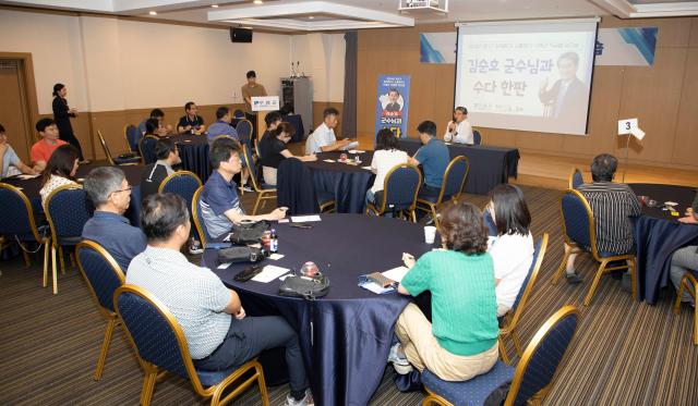 구례군은 경남 통영시 일원에서 6급 공무원을 대상으로 워크숍을 진행했다 사진구례군