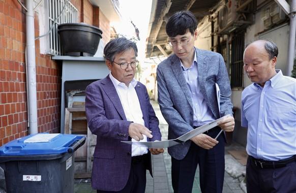 김헌동 SH공사 사장왼쪽 첫 번째이 영등포 쪽방촌 현장에서 사업 진행 상황을 점검하고 있다 사진SH공사