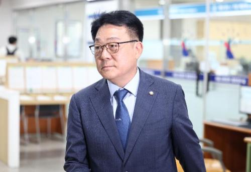 2021년 더불어민주당 전당대회 돈 봉투 의혹으로 기소된 더불어민주당 허종식 의원이 30일 오후 서울 서초구 서울중앙지방법원에서 열린 1심 선고 공판에 출석하고 있다 사진연합뉴스 