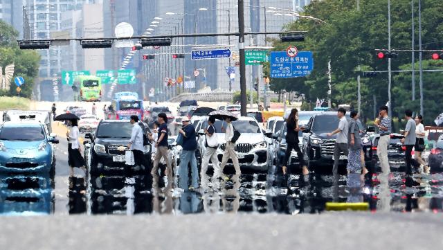 12일 오후 폭염경보가 발효 중인 서울 여의대로에 아지랑이가 피어오르고 있다 사진연합뉴스