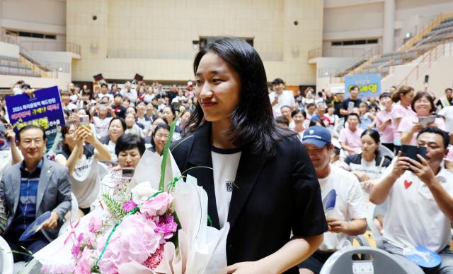 고향 나주 찾은 금메달리스트 안세영
    나주연합뉴스 정다움 기자  2024 파리올림픽 배드민턴 여자 단식 금메달리스트인 안세영이 31일 오후 고향인 전남 나주시 종합스포츠파크 다목적체육관에서 열린 환영 행사에서 시민들의 환호를 듣고 있다 2024831
   