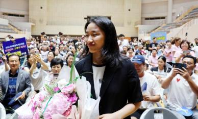 고향 찾은 안세영, 나주서 환영식…"응원 덕분에 꿈 이뤄"