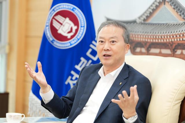 양오봉 전북대 총장은 아주경제와 인터뷰하면서 거점국립대는 지역을 움직이는 핵심기관이다 거점 대학은 지역에 밀착돼서 지역을 잘 살기 위한 역할을 해야 한다고 말했다 사진전북대