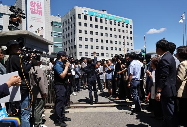 조희연 서울시교육감이 29일 서울시 교육청을 나서며 손을 흔들고 있다 2024829 사진연합뉴스
   