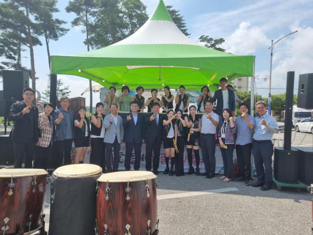 동해시 제6회 묵호등대 논골담길 축제장에서 관계자들이 단체기념촬영을 하고 있다사진이동원 기자