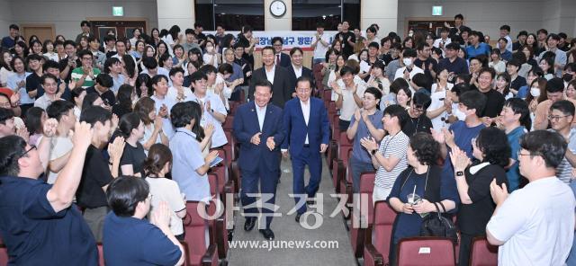 대구시는 ‘선진대국시대로 가자’ 라는 주제로 홍준표 대구시장과 남구청 직원들과의 소통·공감의 시간을 가졌다 사진대구시