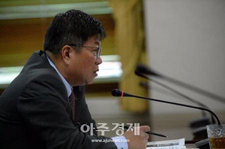 조웅희 화천군의회 부의장의 질의 모습사진박종석 기자