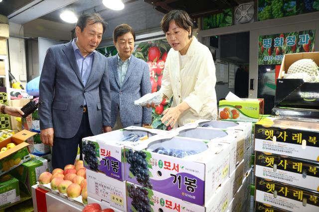 송미령 농림축산식품부 장관이 2일 오전 서울 가락동 농수산물도매시장을 방문하여 추석 성수품 수급 상황을 점검하고 있다 사진농림축산식품부