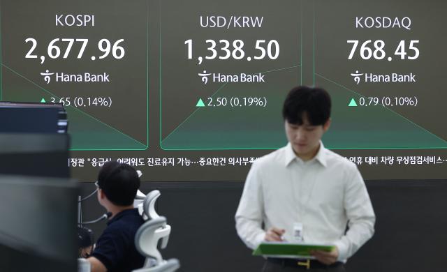 2일 오전 서울 중구 하나은행 본점 딜링룸 모습 사진연합뉴스