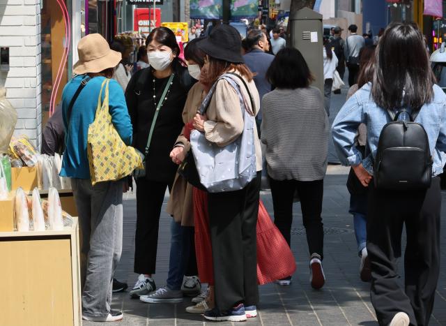 관광객으로 붐비는 명동거리 사진연합뉴스
