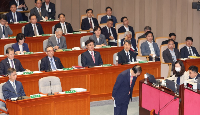 한덕수 국무총리가 2일 오전 국회에서 2023 회계연도 결산심사를 위해 열린 예산결산특별위원회 전체회의에서 박정 위원장에게 인사하고 있다 사진연합뉴스