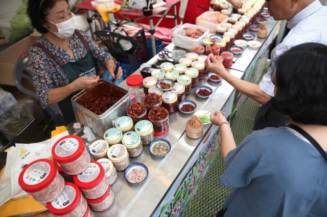 Visitors sample products at the booths set up for the 2024 Seoul Market in Seoul Plaza on Sep 2 2024 AJP Han Jun-gu