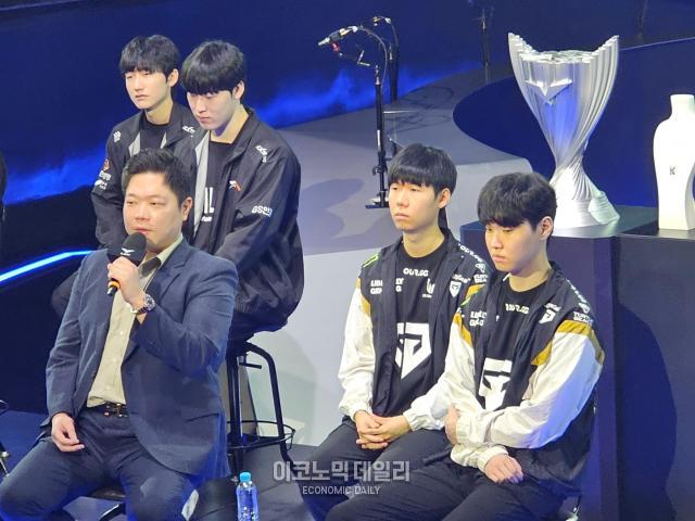 2024 LCK 서머 결승전을 앞둔 젠지 e스포츠 감독과 선수들이 2일 서울 종로구 LoL 파크에서 열린 기자 간담회 행사에서 질문에 답하고 있다 왼쪽부터 김정수 감독 리헨즈 손시우 쵸비 정지훈사진선재관 기자