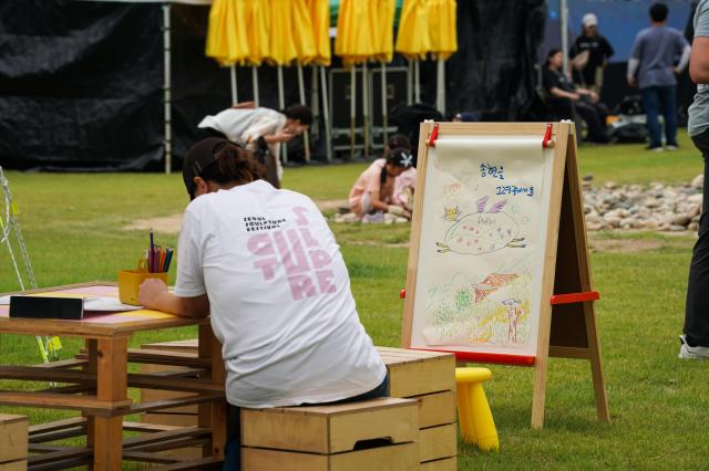 Visitors participate in a painting activity at the Seoul Sculpture Festival in Songhyeon Green Plaza Jongno District Seoul Monday Sept 2 2024 AJP Park Jong-hyeok