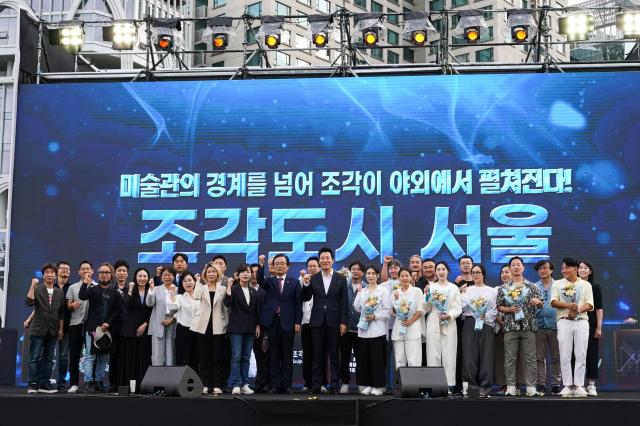 Seoul Mayor Oh Se-hoon poses for a group photo with guests and participating artists at the Seoul Sculpture Festival in Songhyeon Green Plaza Jongno District Seoul Monday Sept 2 2024 AJP Park Jong-hyeok