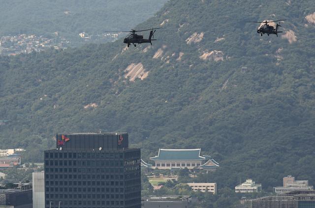 육군의 아파치 헬기 편대가 국군의날 행사 예행연습의 일환으로 지난 8월 14일 오후 서울 도심을 선회비행하고 있다 사진연합뉴스