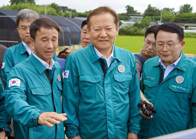 이상민 행정안전부 장관이 24일 전북 익산시 수해 현장을 찾아 더불어민주당 한병도 의원익산을과 복구지원 방안을 논의하고 있다 오른쪽은 정헌율 익산시장 사진연합뉴스