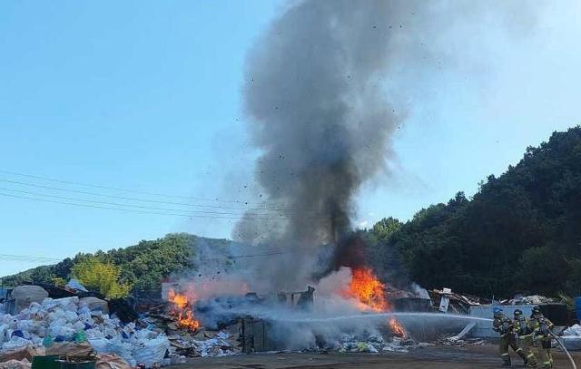 3일 오후 1시 7분께 강원 횡성군 횡성읍 남산리 한 고물상에서 불이 나 소방 당국이 진화 작업을 벌이고 있다 사진-횡성소방서 연합뉴스