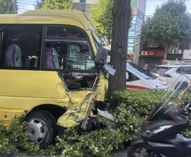 아찔 동대문구 아파트 앞 통행버스가 승용차와 SUV 덮쳐...5중 추돌 사고로 13명 경상