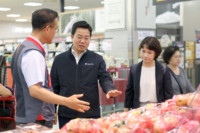 박성택 산업통상자원부 1차관은 3일 오후 서울 중구 롯데마트 서울역점을 방문해 마트 운영현황과 애로사항을 청취한 후 매장을 둘러보며 물가동향을 점검했다사진산업통상자원부