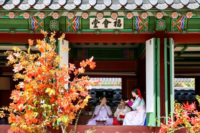 Visitors participate in the Gyeongbokgung Experience of Royal Refreshments at Gyeongbokgung Palace in Jongno-gu Seoul on Sep 3 2024 AJP Kim Dong-woo